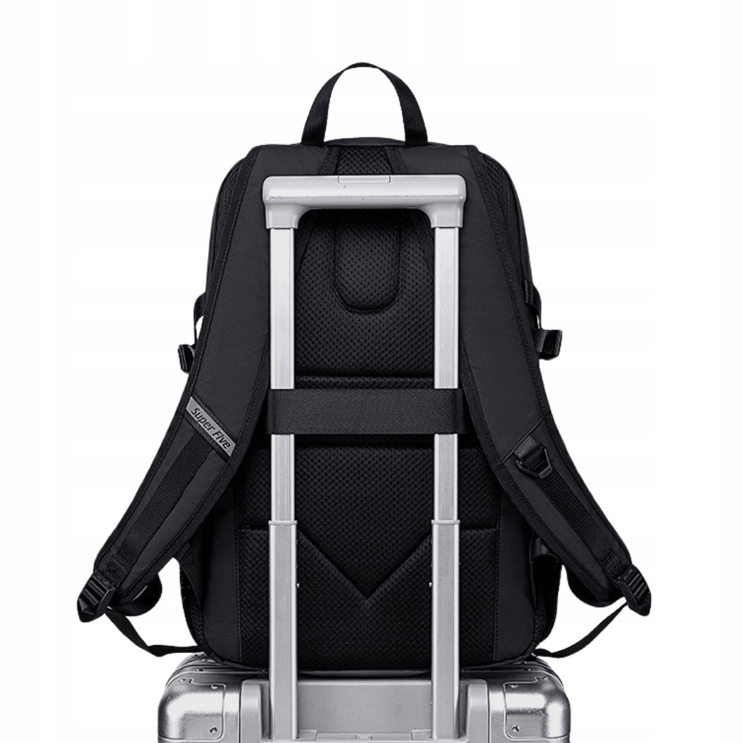 Biały plecak miejski dla nowoczesnych kobiet, na laptopa 15,6", 18 l, podróżny i na co dzień. SUPER FIVE FB696 White.