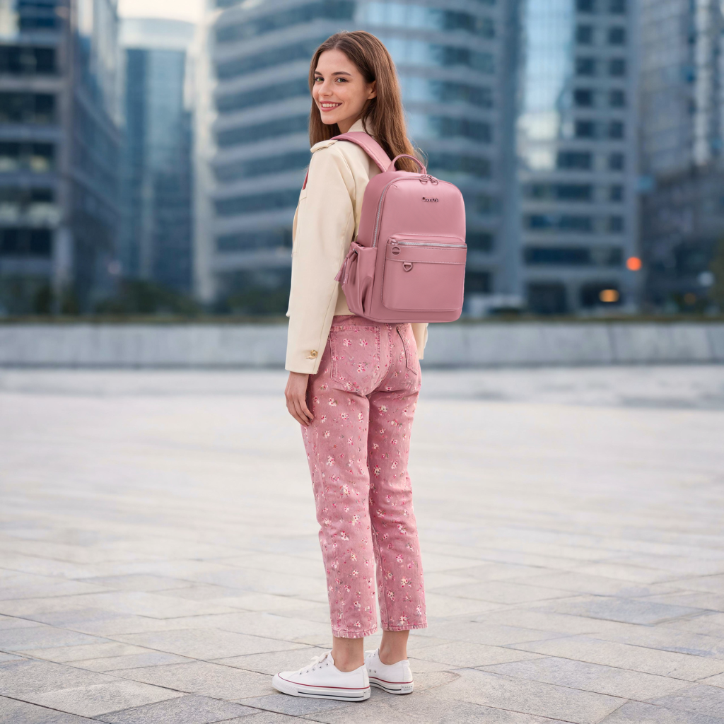 Plecak damski miejski Chantria elegancki | Na MacBook Air 13" i iPad | Funkcjonalne wnętrze i kieszeń anti-theft | Na co dzień i w podróż | Pas na walizkę – Antyczny róż