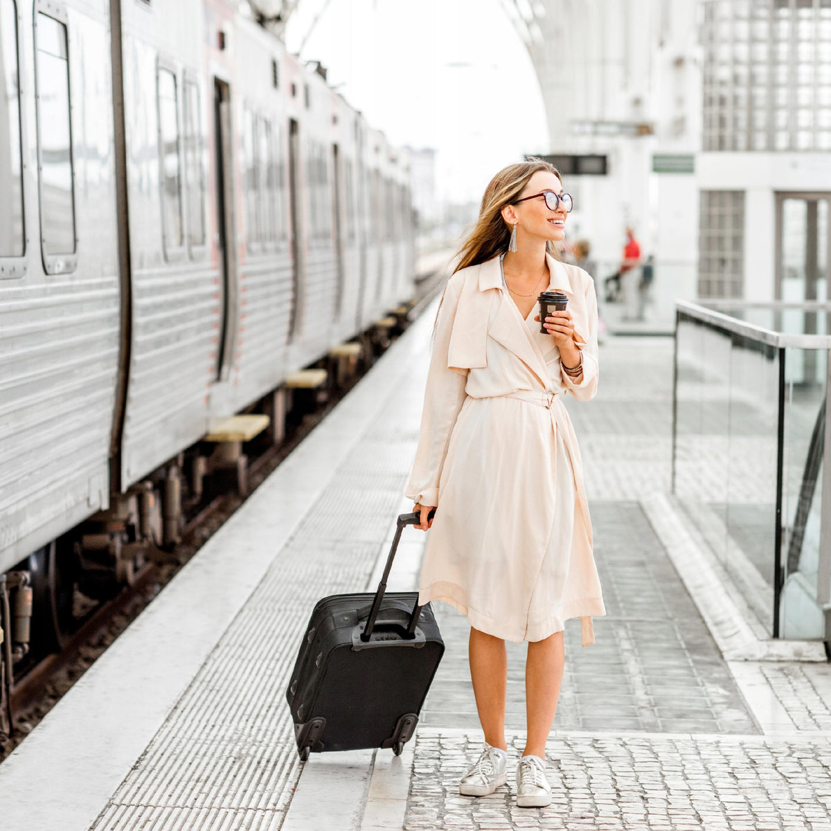 Duża walizka podróżna beżowa na kółkach - lekka, wytrzymała i elegancka walizka do samolotu Wowbag 7918 L champagne