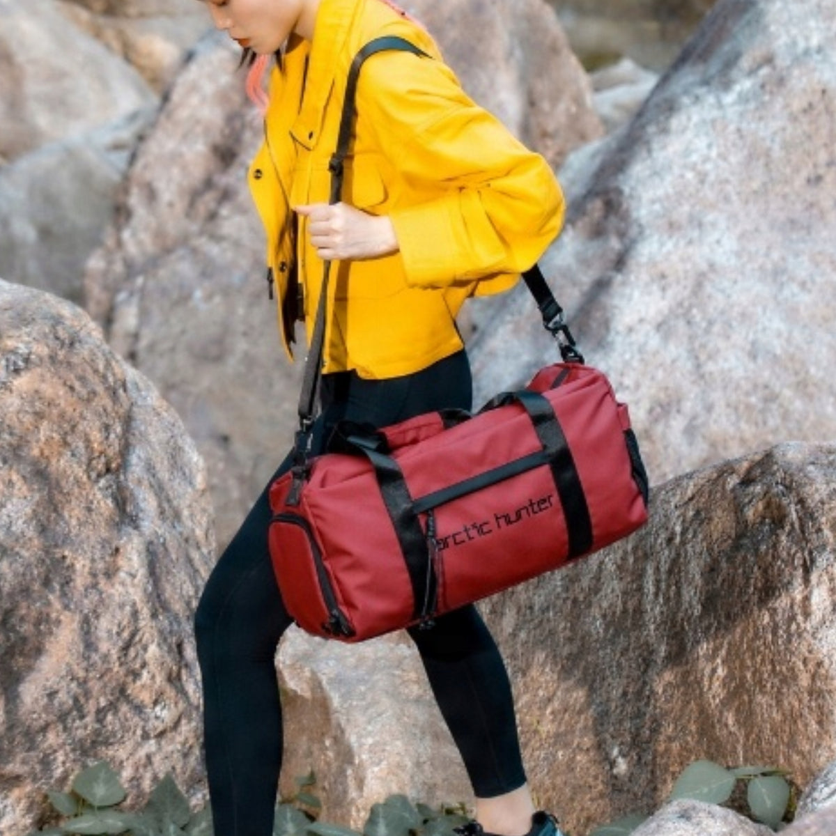 Czerwona torba sportowa 25 l pojemna, wodoodporna, miejska i młodzieżowa na każdy dzień Arctic Hunter LX00537 Red.