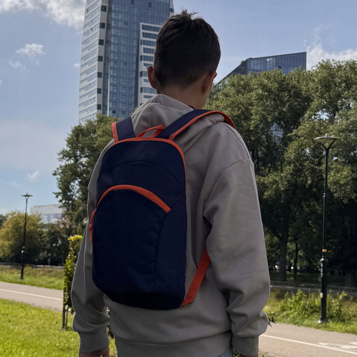 Plecak ciemnoniebieski młodzieżowy superlekki - na wycieczkę, spacer, butelkę wody, bluzę i akcesoria VIO  XY092017 navy