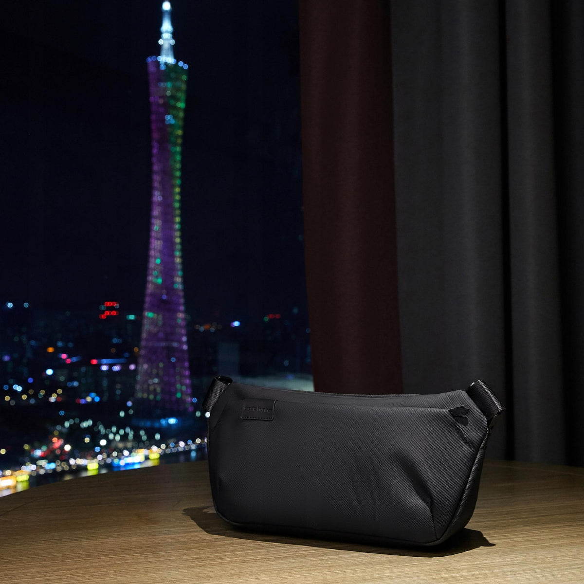 Black men's women's shoulder bag, urban, waterproof, elegant, stylish, 4 L, Arctic Hunter Y00569Black