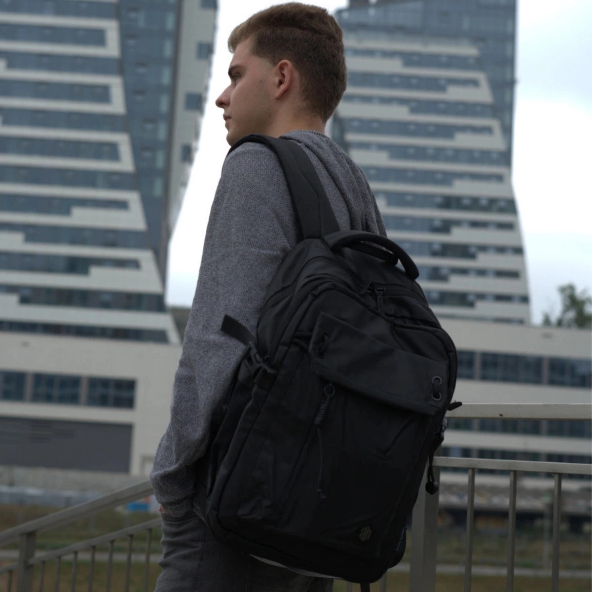 Gray youth city backpack, laptop-sized, 25L, perfect for college, university, and work. Arctic Hunter B00531 Gray.