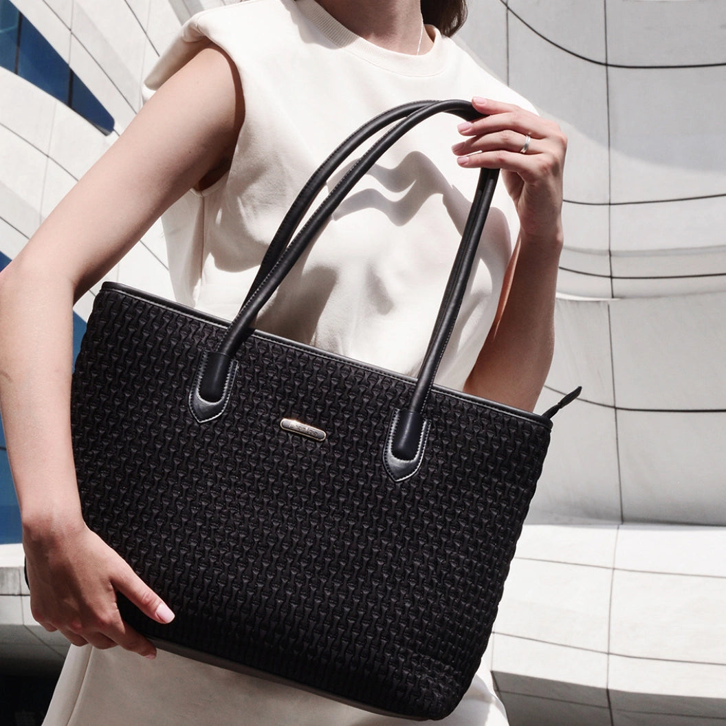Women's classic black shopper bag, 17.9 l, spacious with a zipper for college and meetings. CHANTARIA CB800 Black.